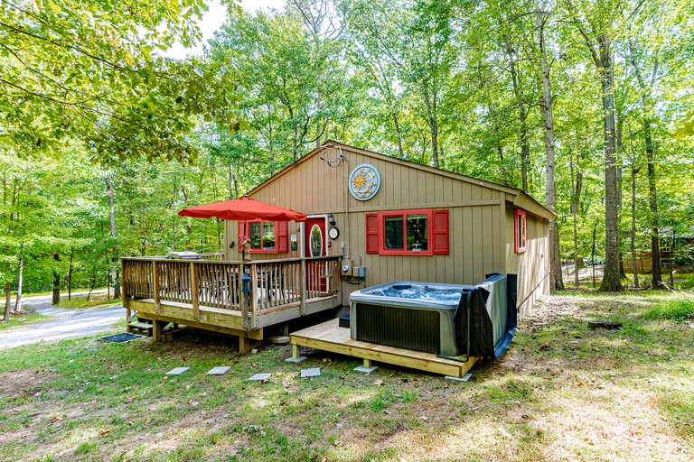 Farmhouse Cabin w Hot Tub, Lake/Beach Access, WiFi, Cabins, Hedgesville