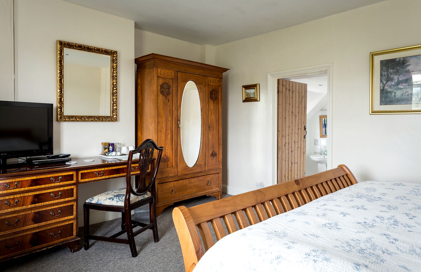 Farmstay Bed and Breakfast for Unique Getaway in Broadway, England