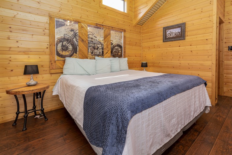 Texas State Glamping Getaways to Nature in this Cute Log Cabin near Austin | Cabins (Pipe Creek, Texas, United States of America)