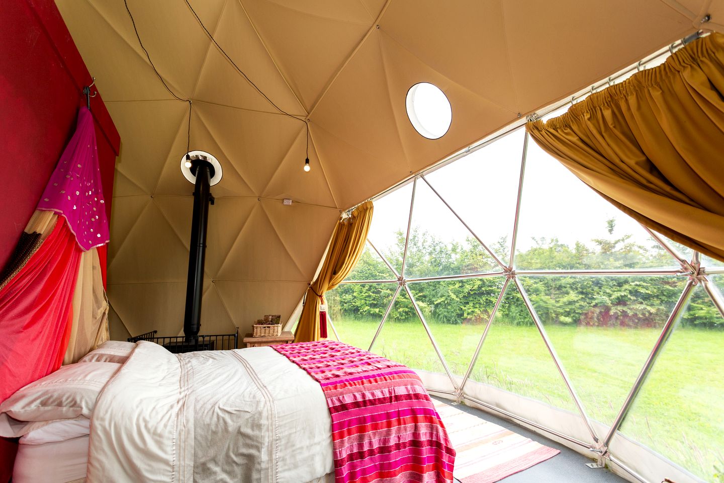 Luxury Geodesic Dome with Private Garden and Barbecue, Perfect for a Weekend Getaway near Somerset, England