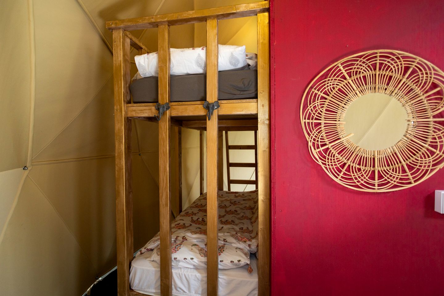 Luxury Geodesic Dome with Private Garden and Barbecue, Perfect for a Weekend Getaway near Somerset, England