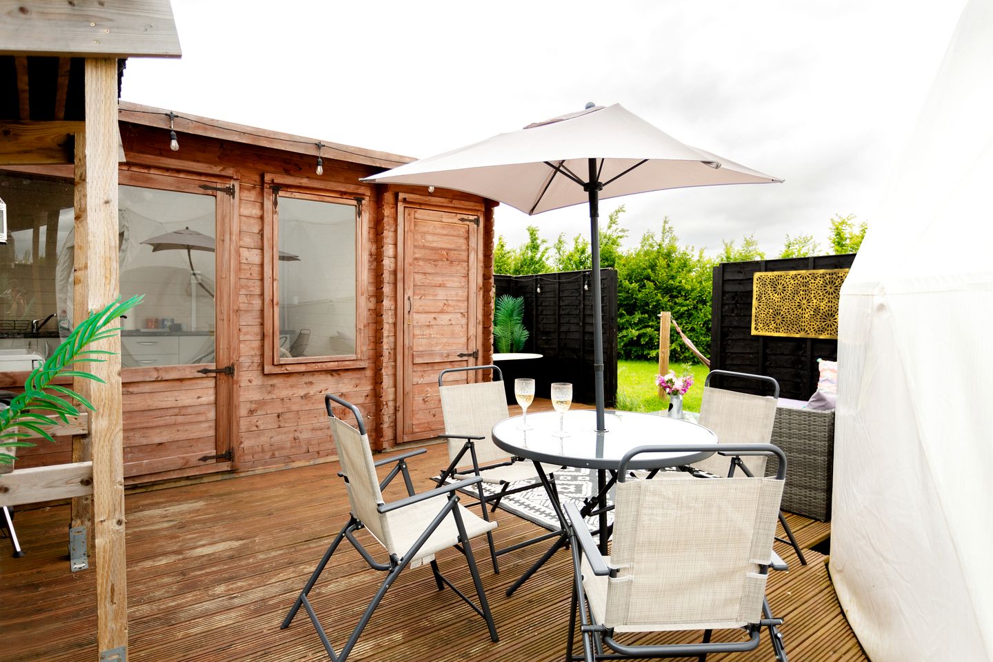 Luxury Geodesic Dome with Private Garden and Barbecue, Perfect for a Weekend Getaway near Somerset, England