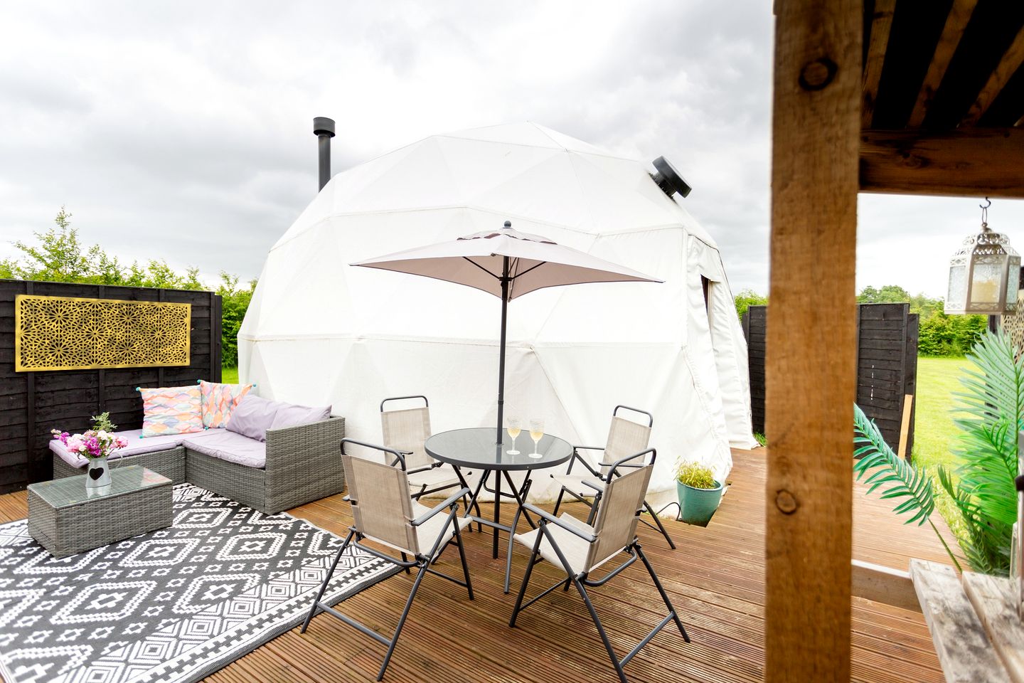 Luxury Geodesic Dome with Private Garden and Barbecue, Perfect for a Weekend Getaway near Somerset, England