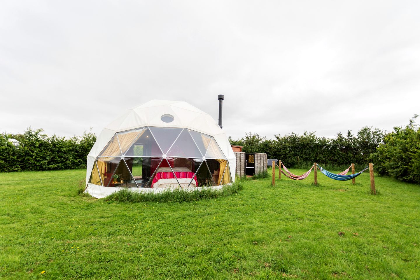 Luxury Geodesic Dome with Private Garden and Barbecue, Perfect for a Weekend Getaway near Somerset, England