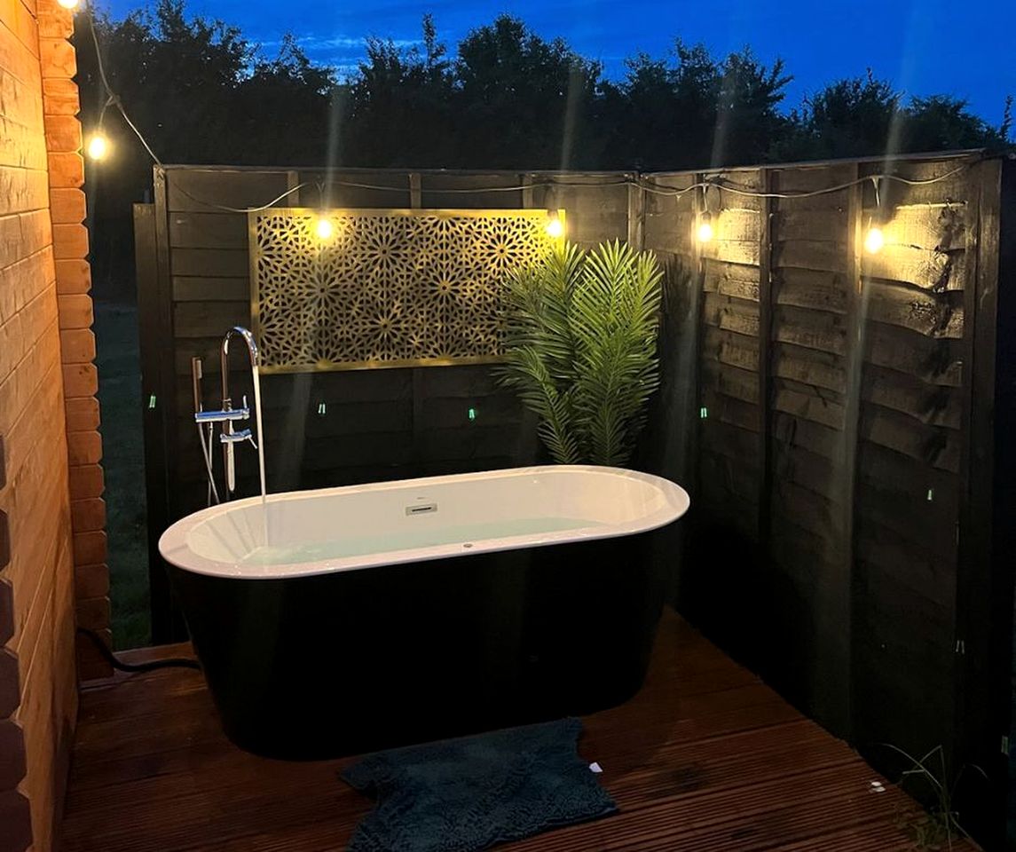 Luxury Geodesic Dome with Private Garden and Barbecue, Perfect for a Weekend Getaway near Somerset, England