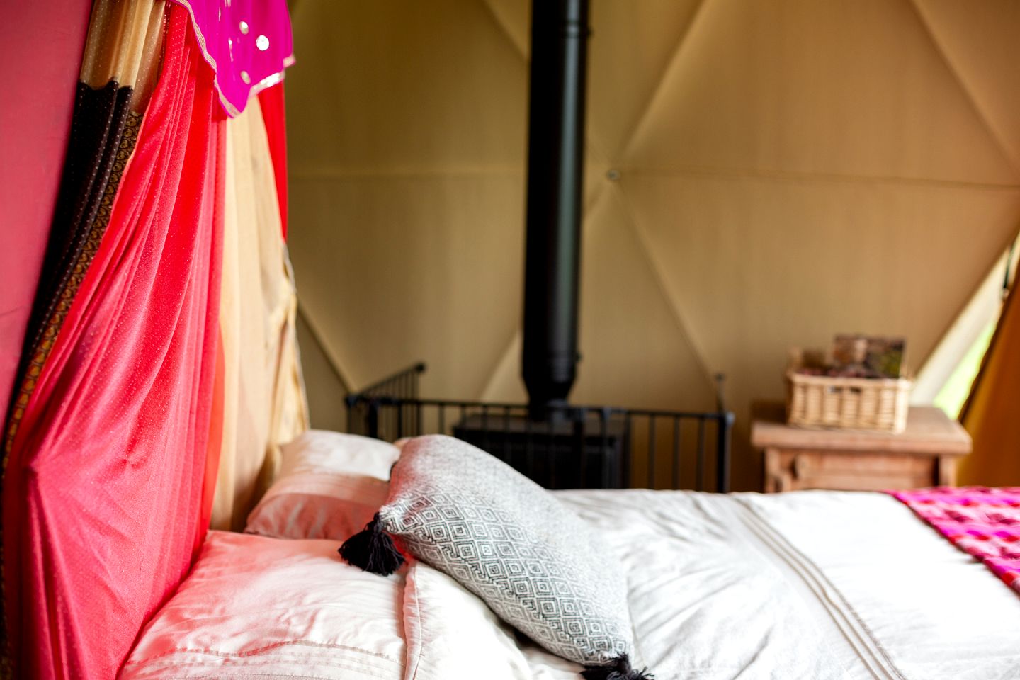 Luxury Geodesic Dome with Private Garden and Barbecue, Perfect for a Weekend Getaway near Somerset, England
