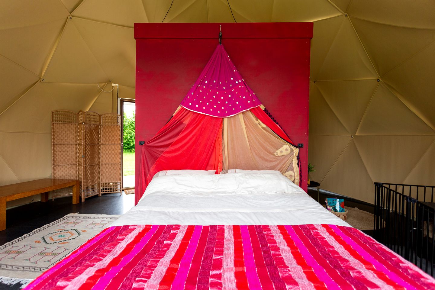 Luxury Geodesic Dome with Private Garden and Barbecue, Perfect for a Weekend Getaway near Somerset, England