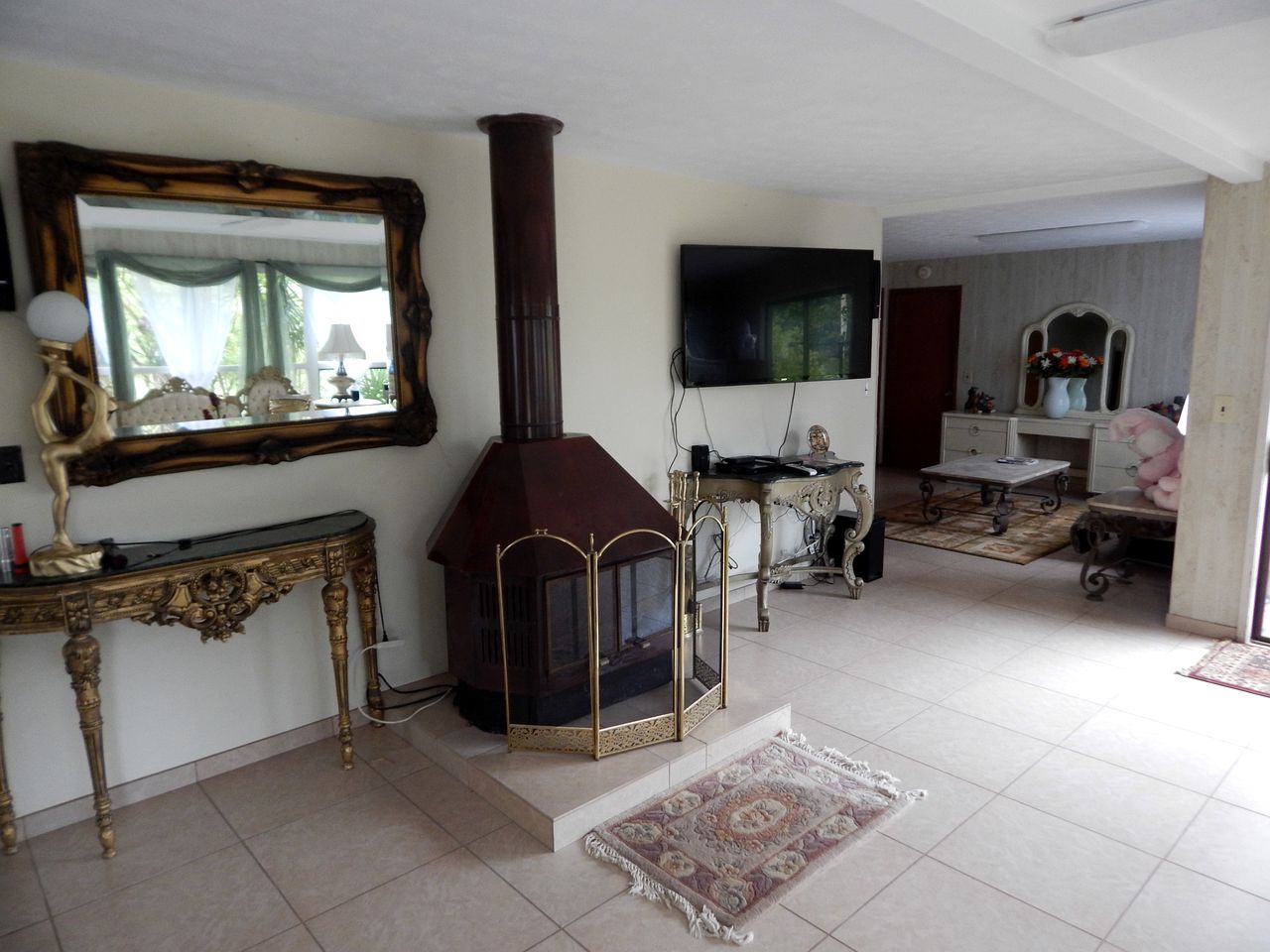 Elegant Suite Rental with a Shared Hot Tub in Fern Forest, Hawaii