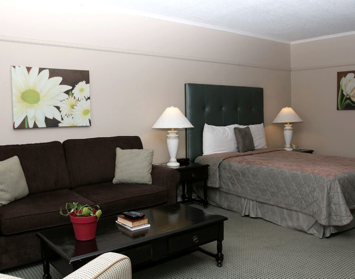 Cozy Accommodation With a Fireplace at a Lakeside Resort near Rama, Ontario