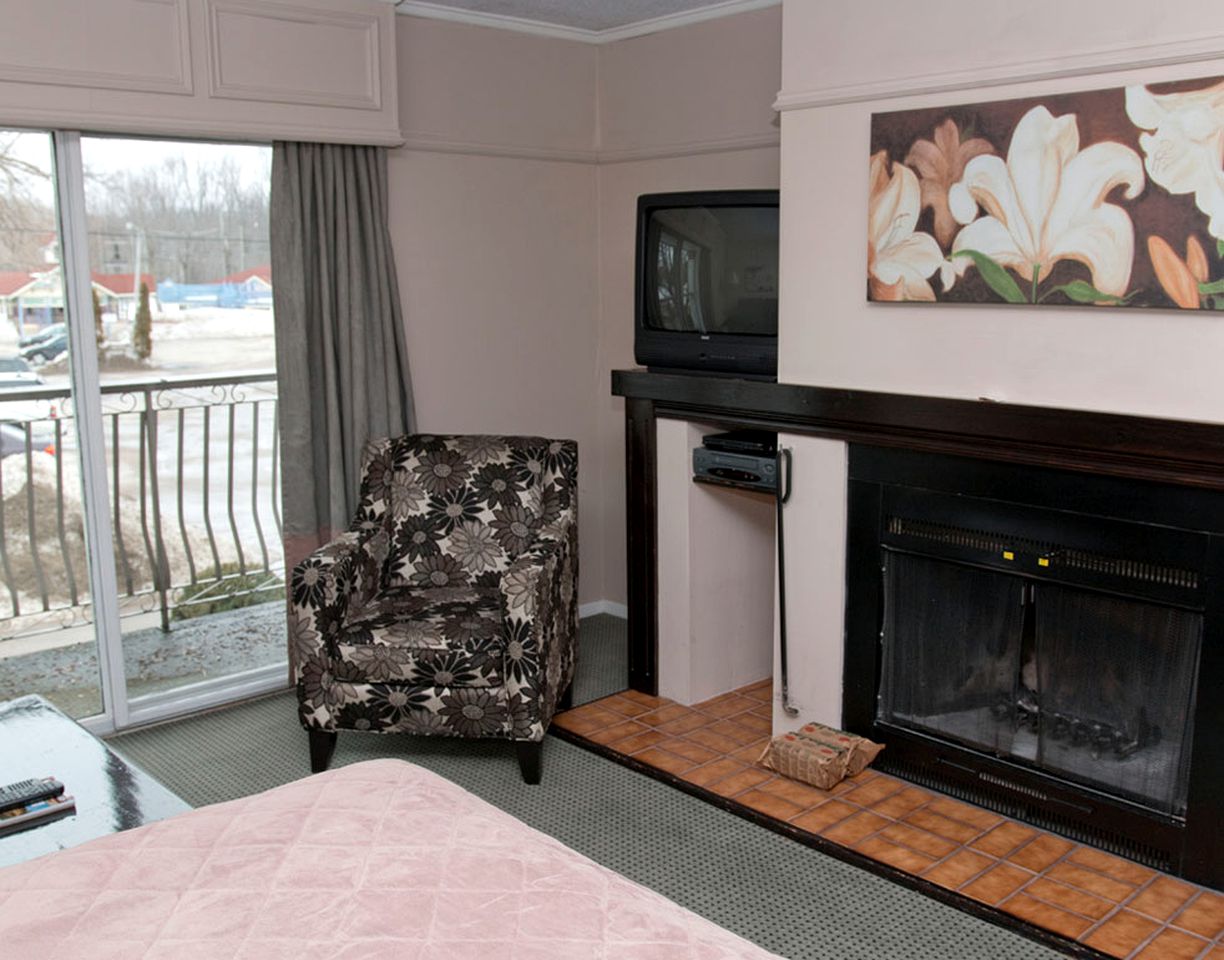 Vacation Accommodation at a Lakeside Resort near Toronto, Ontario
