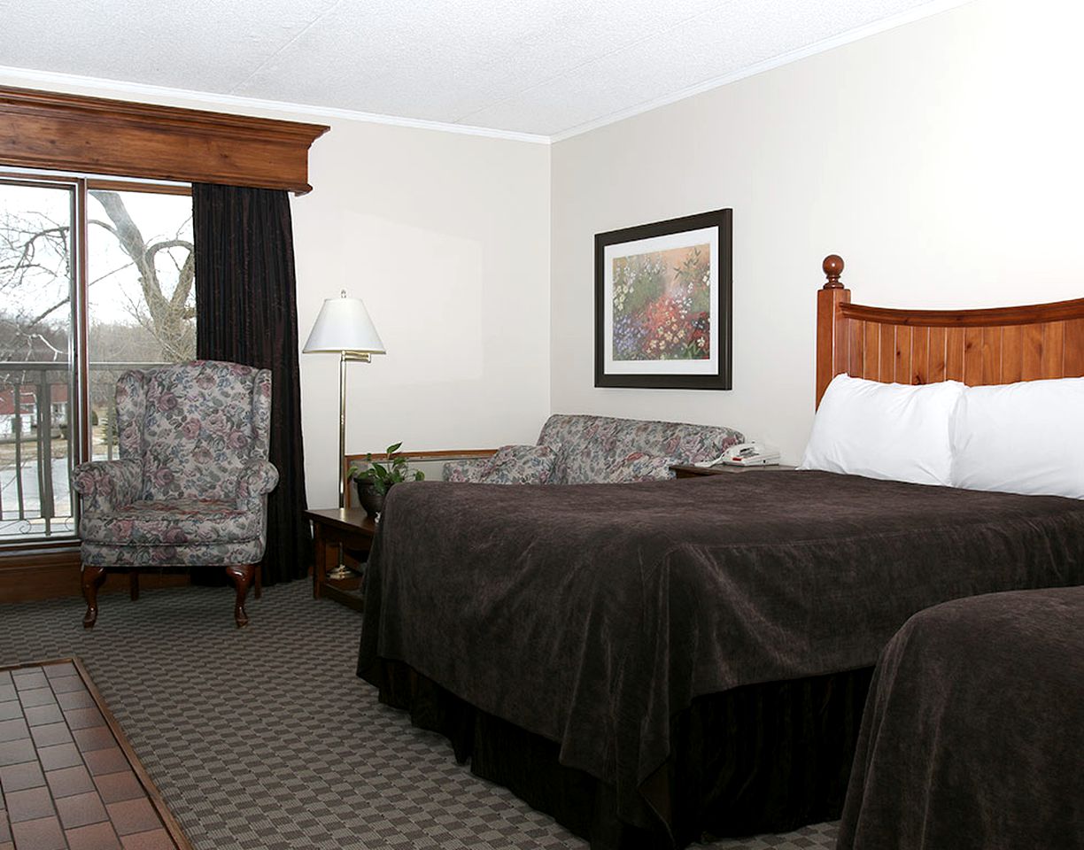 Elegant Accommodation at an All-Inclusive Lakeside Resort near Atherley, Ontario