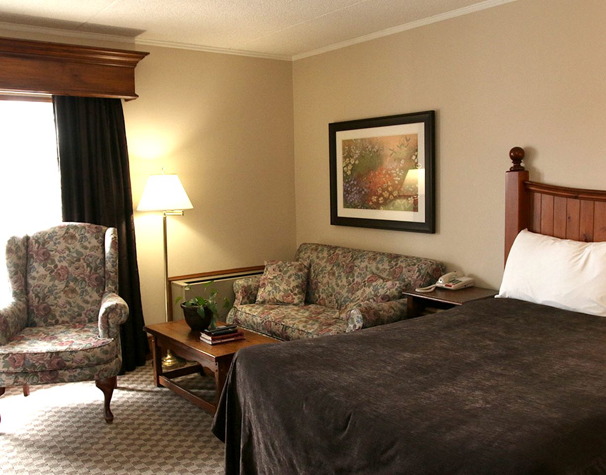 Elegant Accommodation at an All-Inclusive Lakeside Resort near Atherley, Ontario
