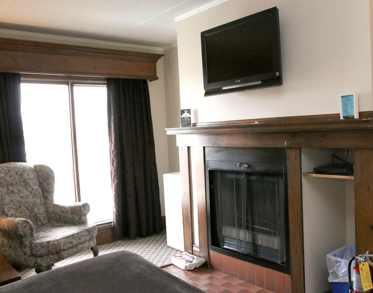 Poolside Accommodation at a Lakeside Resort near Midland, Ontario