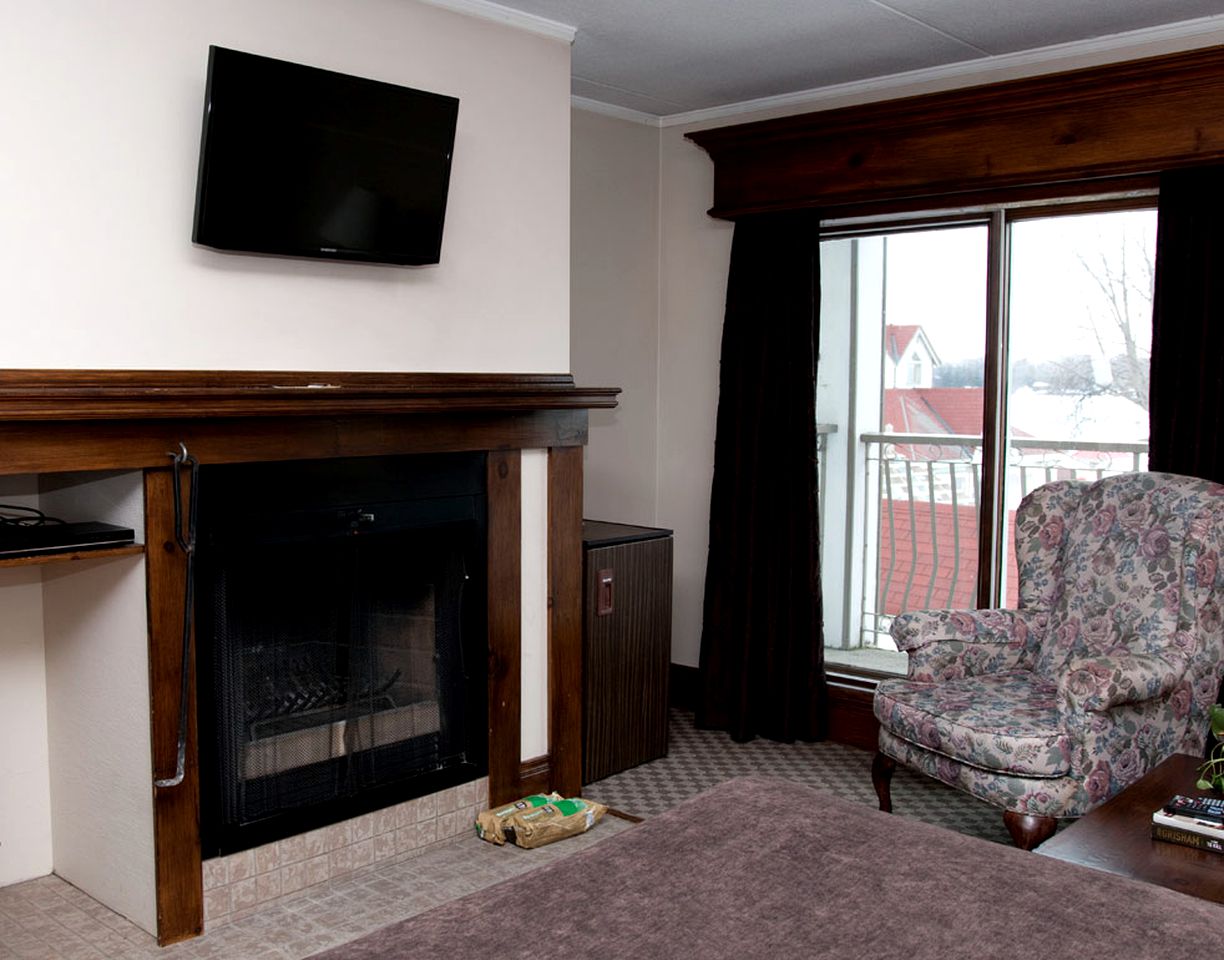 Poolside Accommodation at a Lakeside Resort near Midland, Ontario