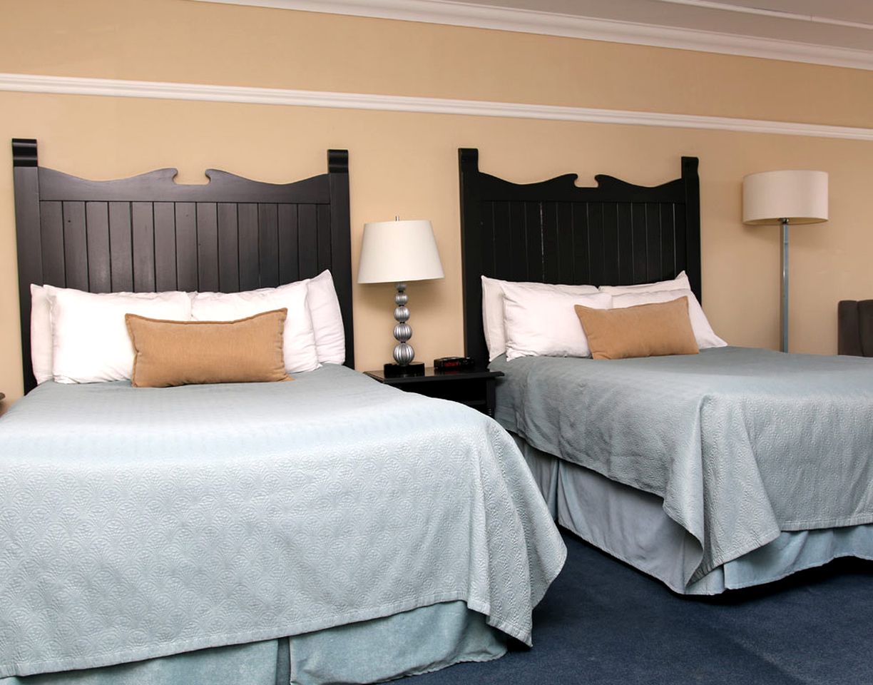 Well-Appointed Accommodation at a Lakeside Resort near Georgina, Ontario