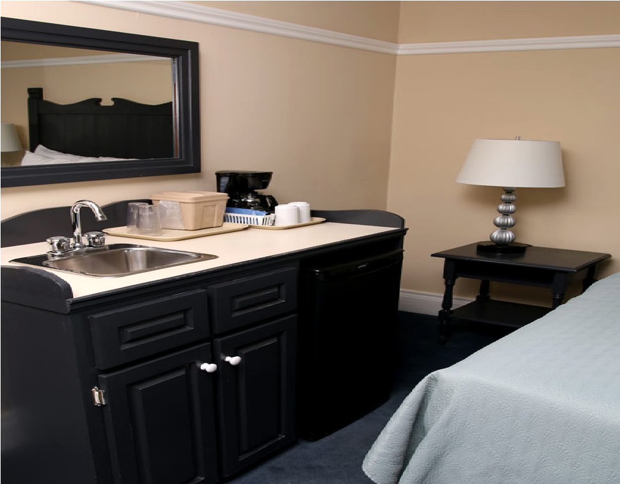 Well-Appointed Accommodation at a Lakeside Resort near Georgina, Ontario