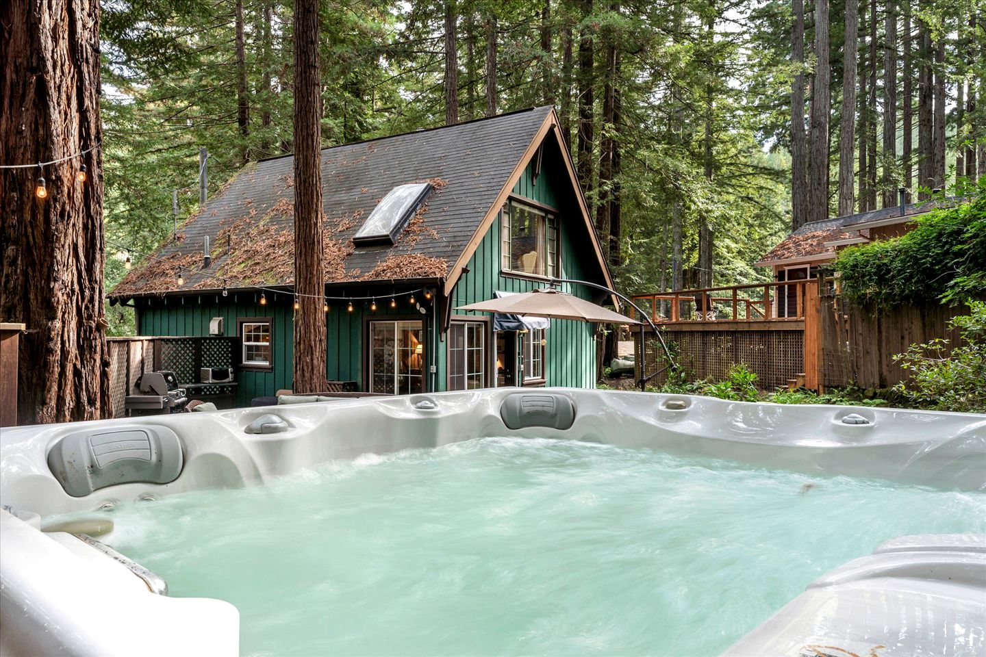 Dog Friendly, Charming Cabin with Hot Tub close to Russian River Wineries and Pacific Coastline, California