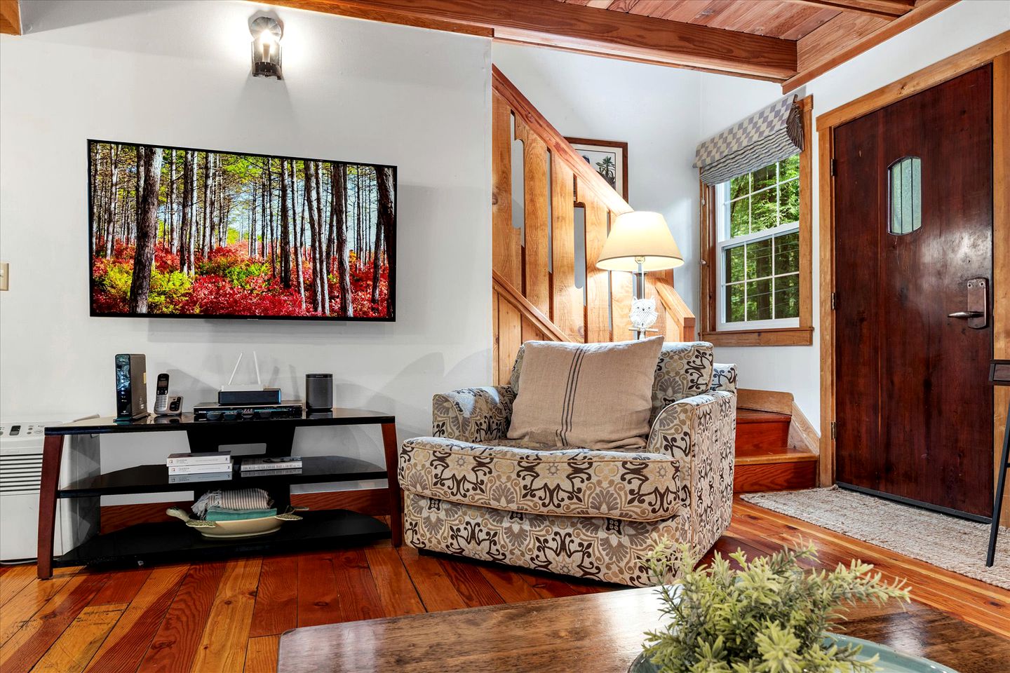 Dog Friendly, Charming Cabin with Hot Tub close to Russian River Wineries and Pacific Coastline, California