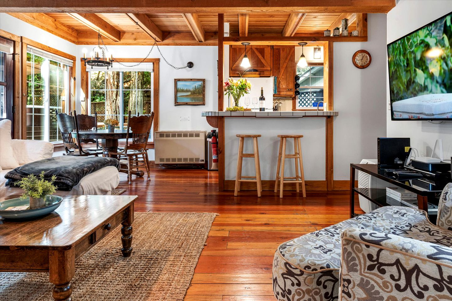 Dog Friendly, Charming Cabin with Hot Tub close to Russian River Wineries and Pacific Coastline, California