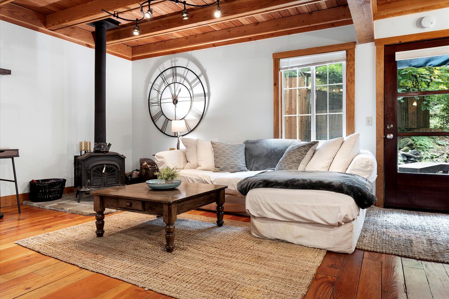 Dog Friendly, Charming Cabin with Hot Tub close to Russian River Wineries and Pacific Coastline, California