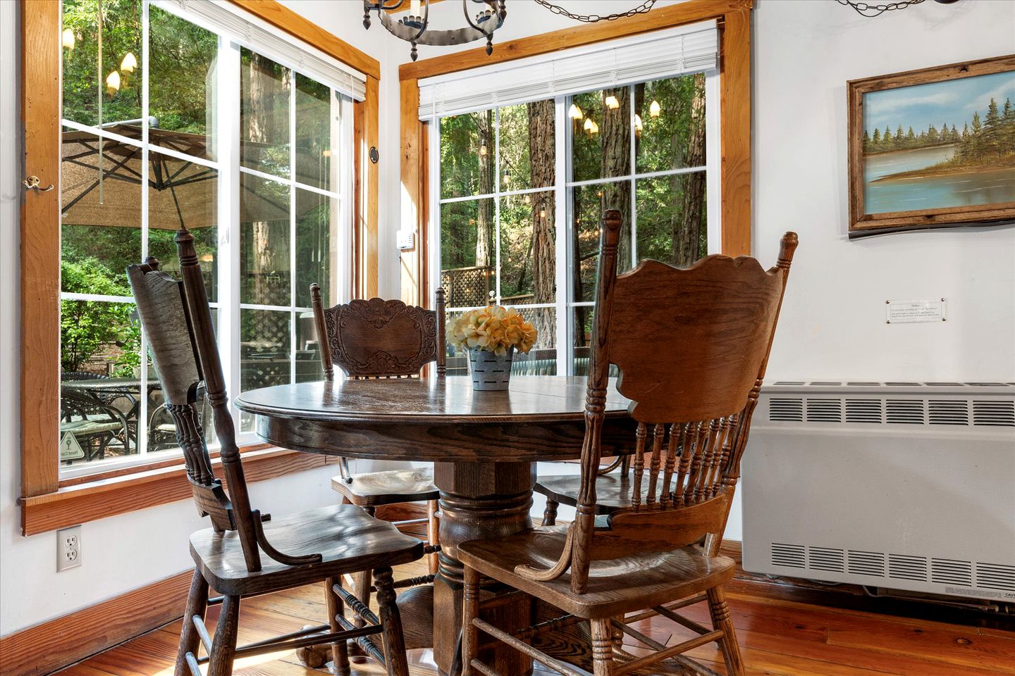 Dog Friendly, Charming Cabin with Hot Tub close to Russian River Wineries and Pacific Coastline, California