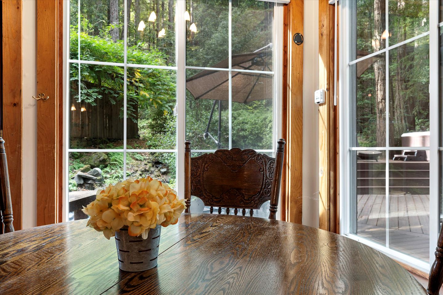 Dog Friendly, Charming Cabin with Hot Tub close to Russian River Wineries and Pacific Coastline, California