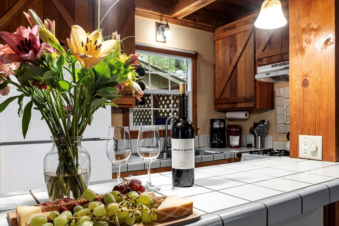 Dog Friendly, Charming Cabin with Hot Tub close to Russian River Wineries and Pacific Coastline, California