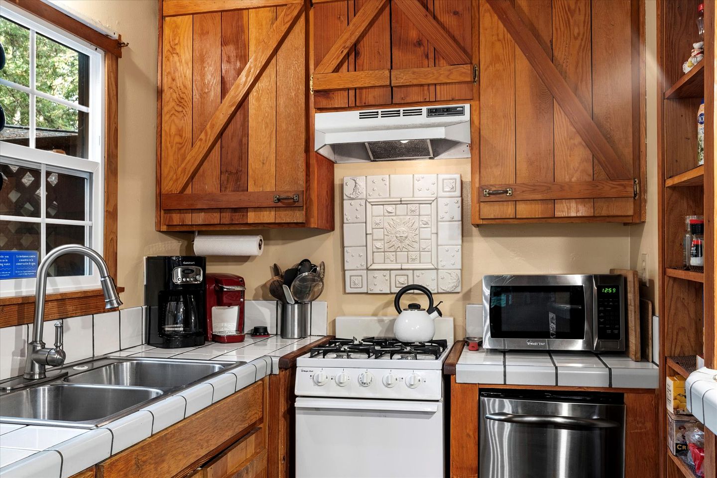 Dog Friendly, Charming Cabin with Hot Tub close to Russian River Wineries and Pacific Coastline, California