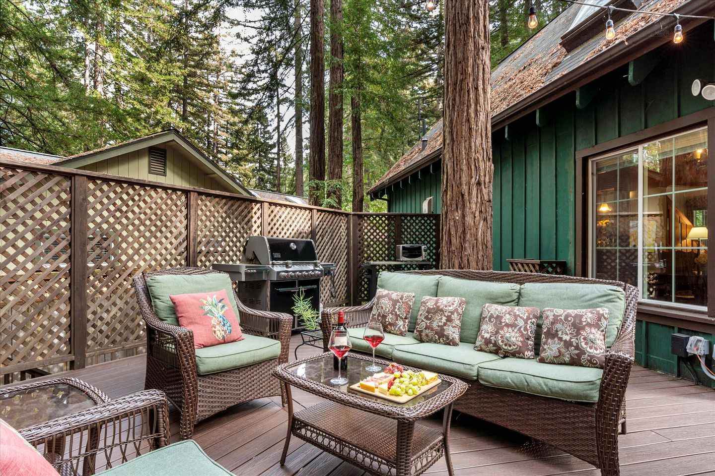 Dog Friendly, Charming Cabin with Hot Tub close to Russian River Wineries and Pacific Coastline, California