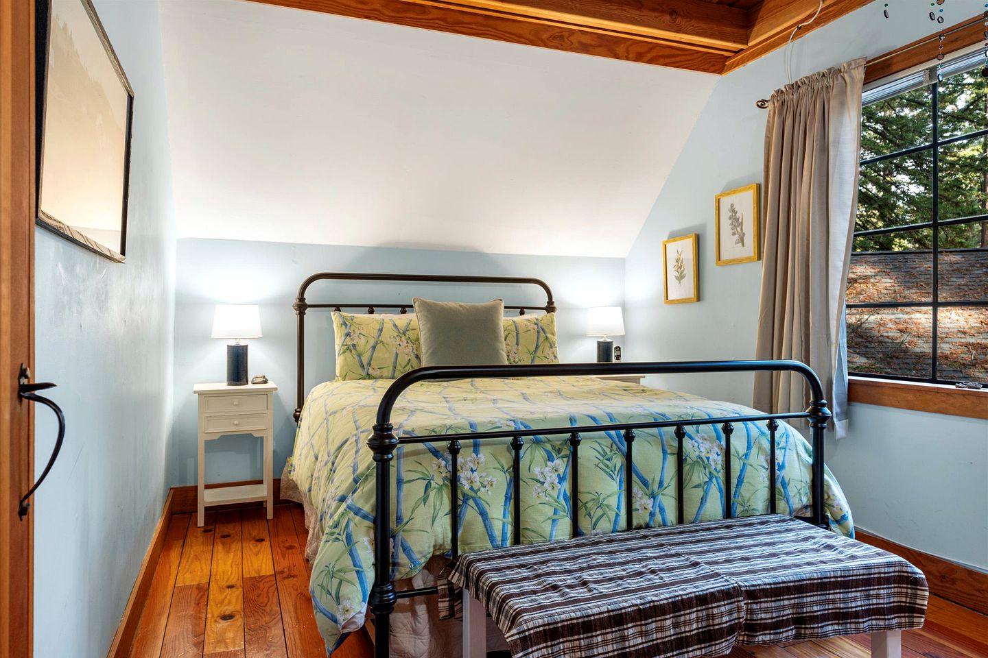 Dog Friendly, Charming Cabin with Hot Tub close to Russian River Wineries and Pacific Coastline, California