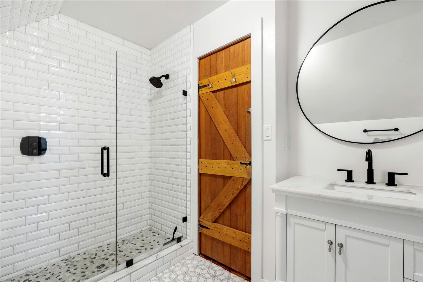 Dog Friendly, Charming Cabin with Hot Tub close to Russian River Wineries and Pacific Coastline, California