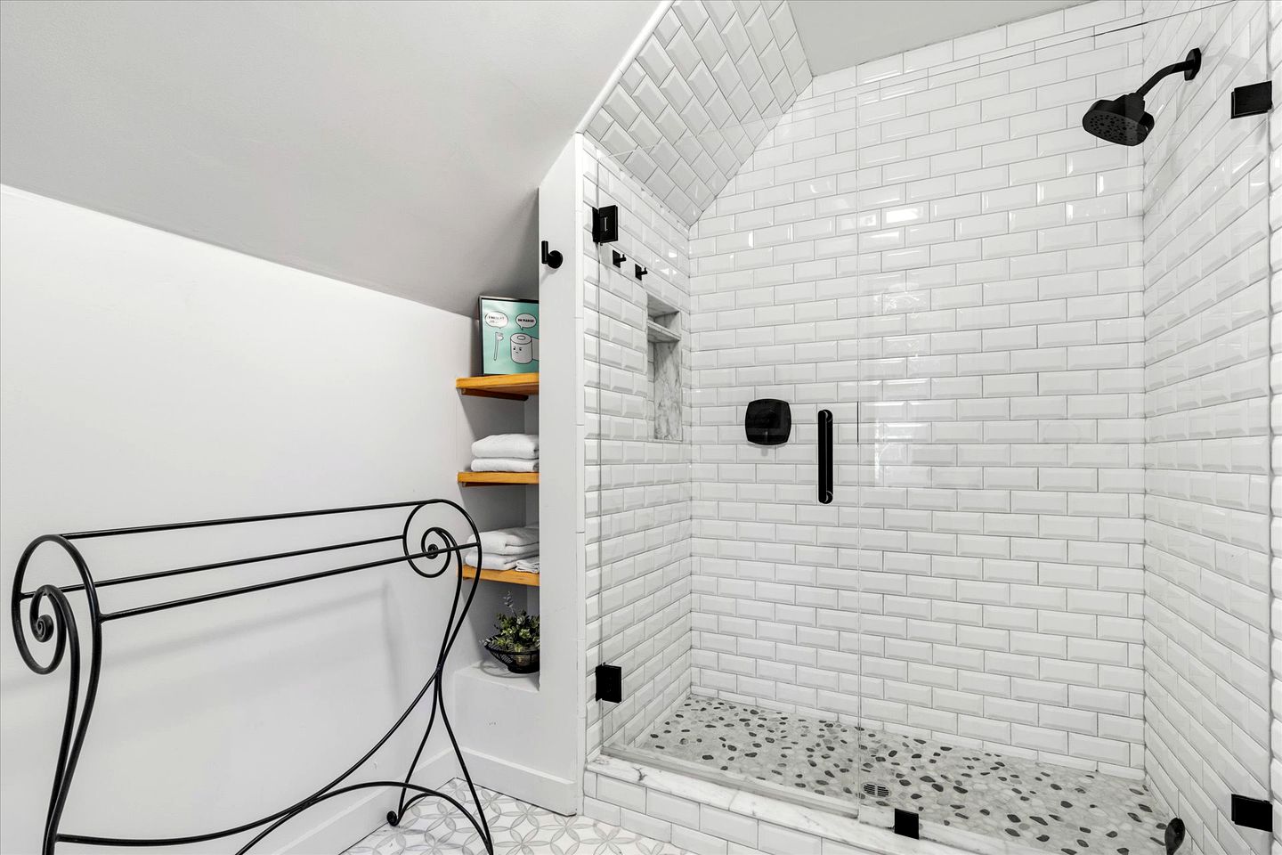 Dog Friendly, Charming Cabin with Hot Tub close to Russian River Wineries and Pacific Coastline, California