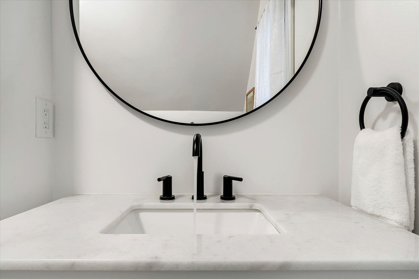 Dog Friendly, Charming Cabin with Hot Tub close to Russian River Wineries and Pacific Coastline, California