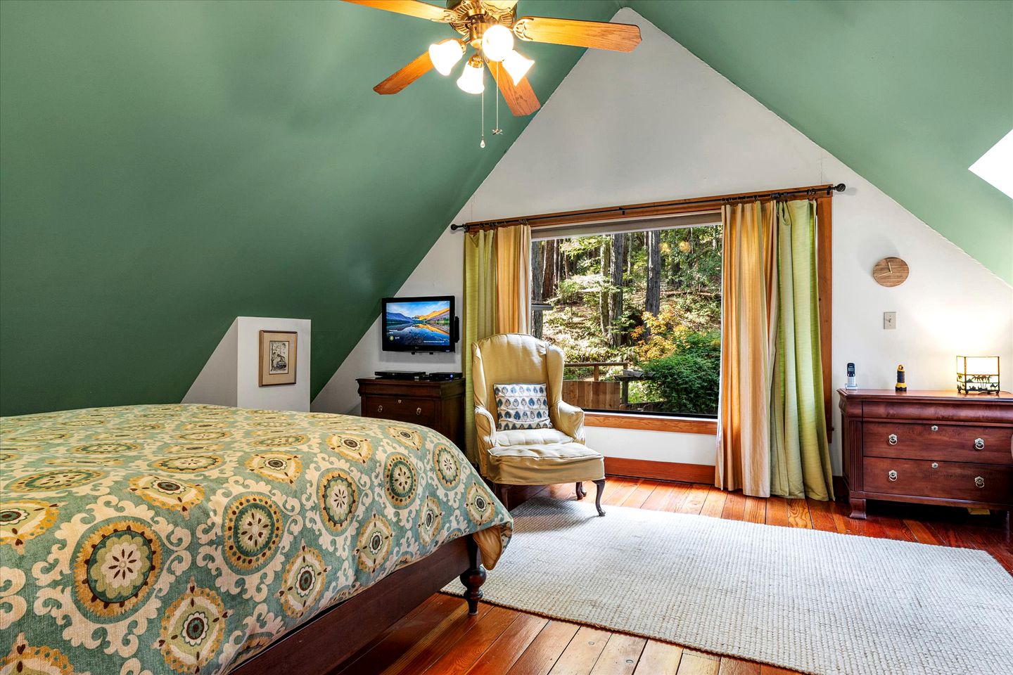 Dog Friendly, Charming Cabin with Hot Tub close to Russian River Wineries and Pacific Coastline, California