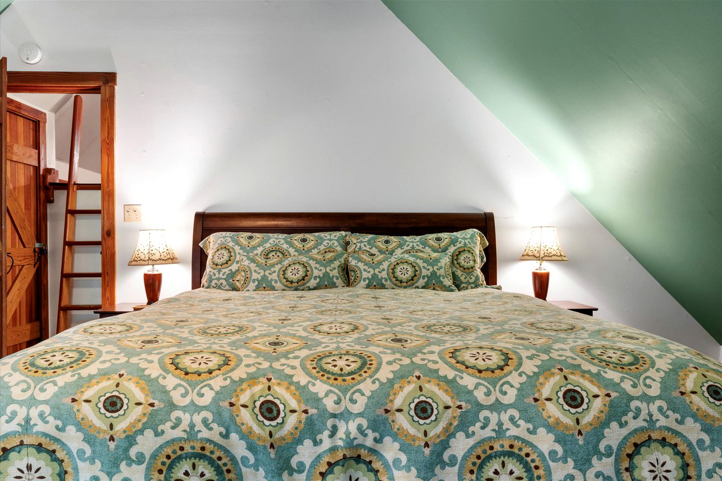 Dog Friendly, Charming Cabin with Hot Tub close to Russian River Wineries and Pacific Coastline, California