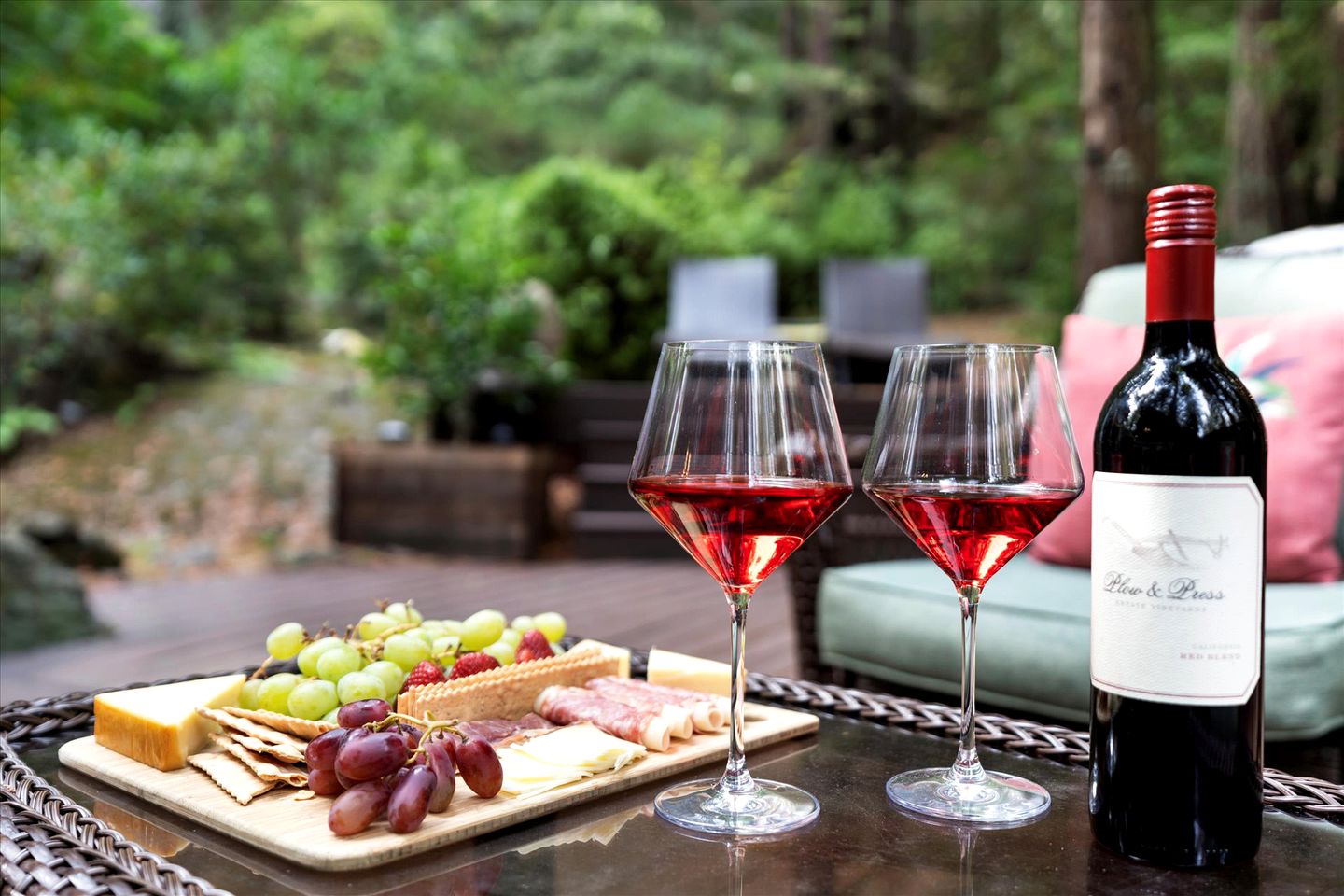 Dog Friendly, Charming Cabin with Hot Tub close to Russian River Wineries and Pacific Coastline, California