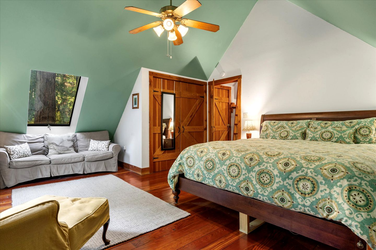 Dog Friendly, Charming Cabin with Hot Tub close to Russian River Wineries and Pacific Coastline, California