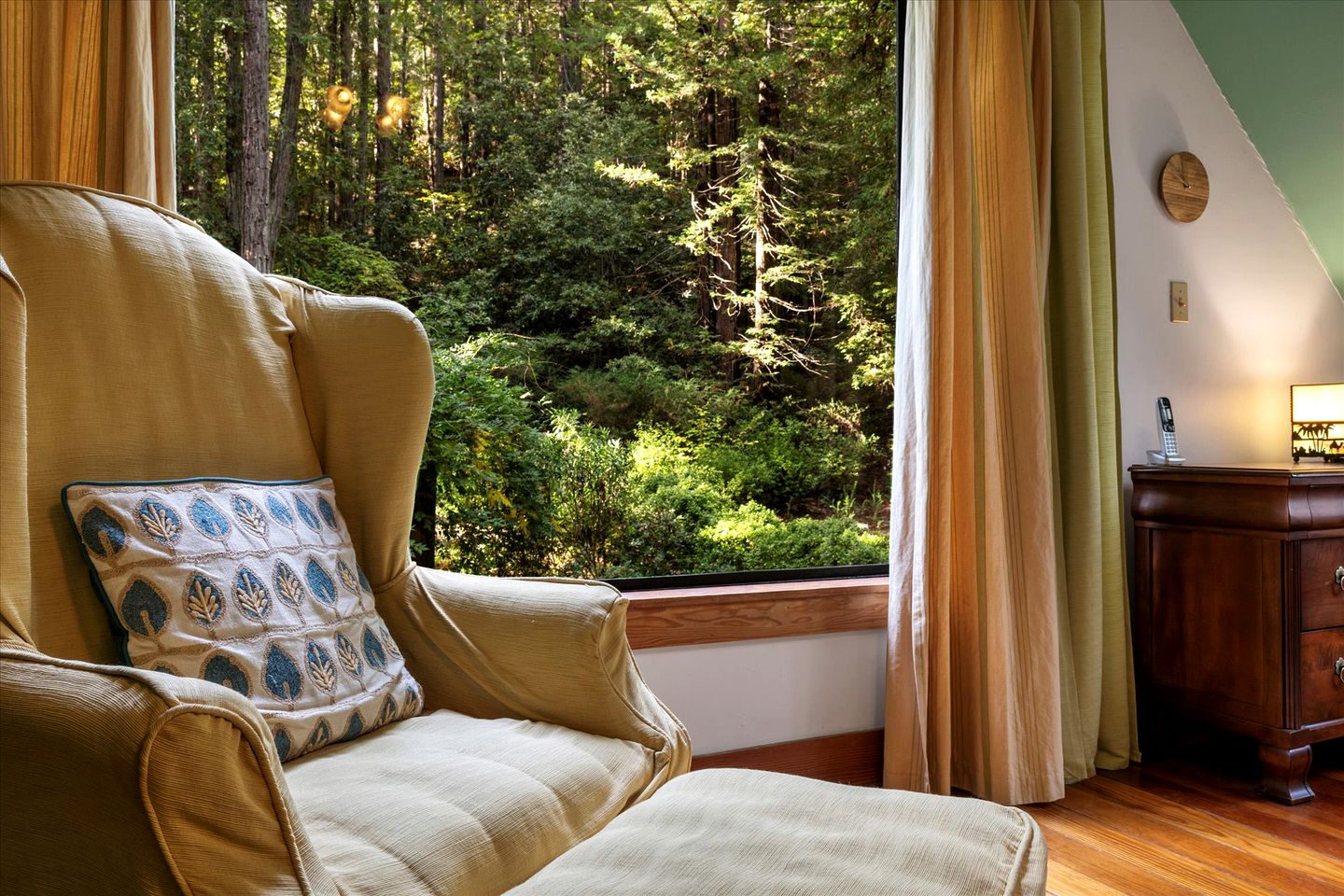 Dog Friendly, Charming Cabin with Hot Tub close to Russian River Wineries and Pacific Coastline, California