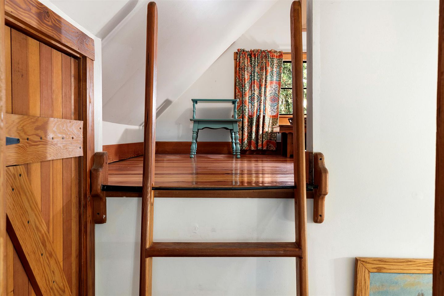 Dog Friendly, Charming Cabin with Hot Tub close to Russian River Wineries and Pacific Coastline, California