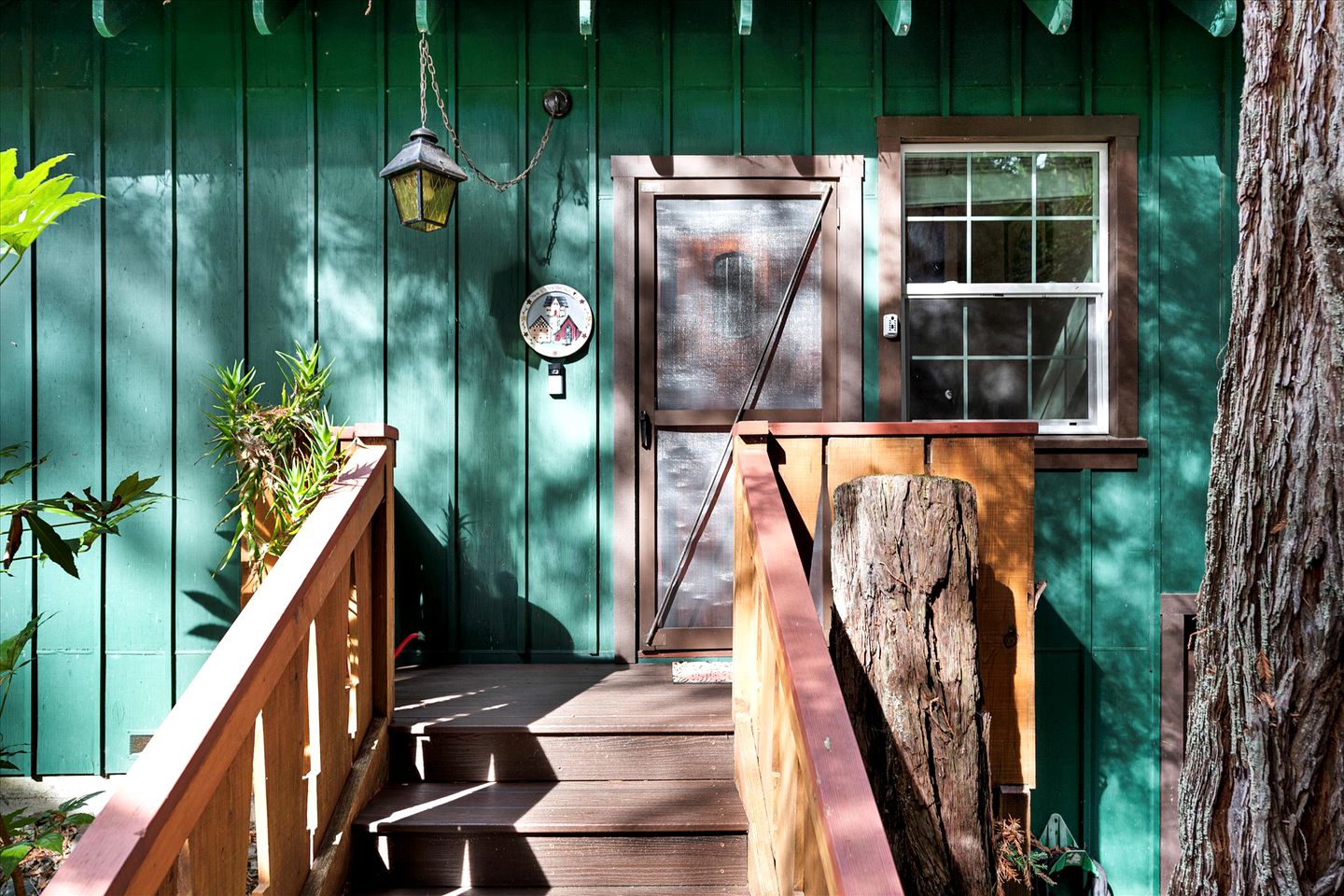 Dog Friendly, Charming Cabin with Hot Tub close to Russian River Wineries and Pacific Coastline, California