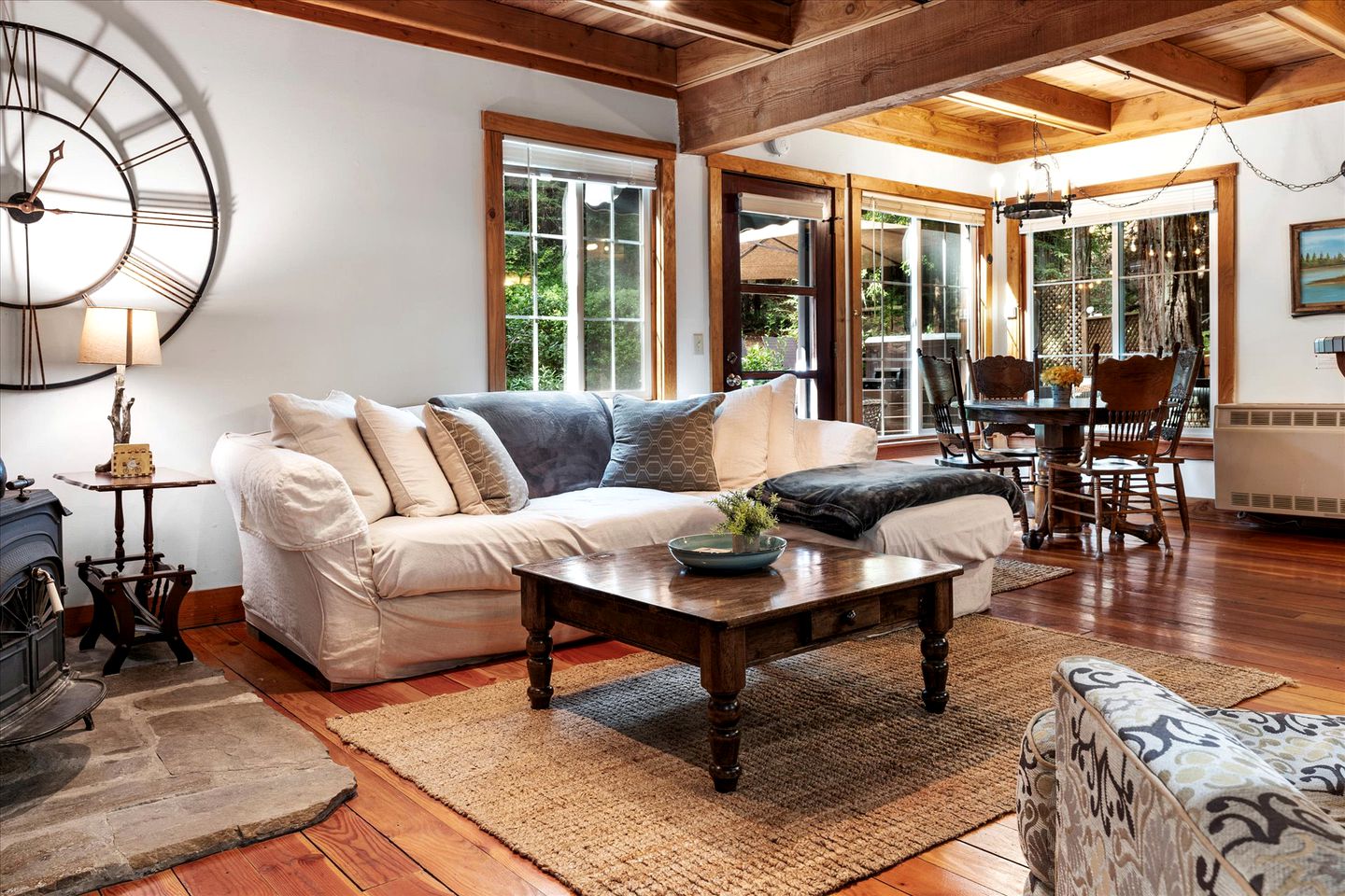 Dog Friendly, Charming Cabin with Hot Tub close to Russian River Wineries and Pacific Coastline, California