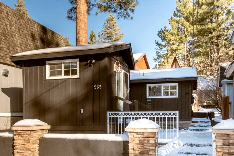 Cozy Mountain Cabin with Enclosed Yard & BBQ Near Big Bear Lake – Big Bear, CA