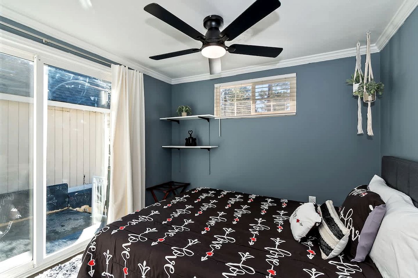 Cozy Mountain Cabin with Enclosed Yard & BBQ Near Big Bear Lake – Big Bear, CA