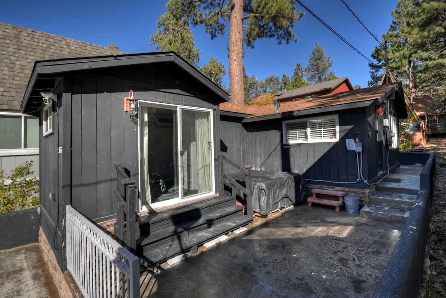 Cozy Mountain Cabin with Enclosed Yard & BBQ Near Big Bear Lake – Big Bear, CA