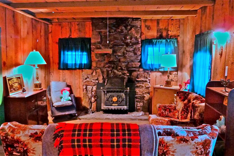 Cabins (Big Bear City, California, United States)