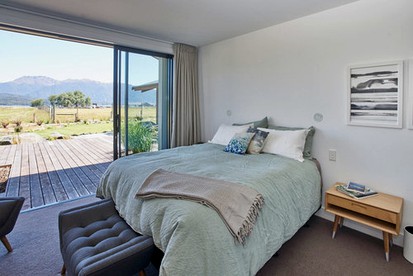 Luxurious Lakefront Suite For Two in Te Anau, New Zealand photo 4