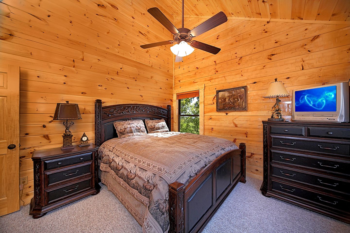 Family Cabin Rental with a Theater Room and Hot Tub in Gatlinburg, East Tennessee