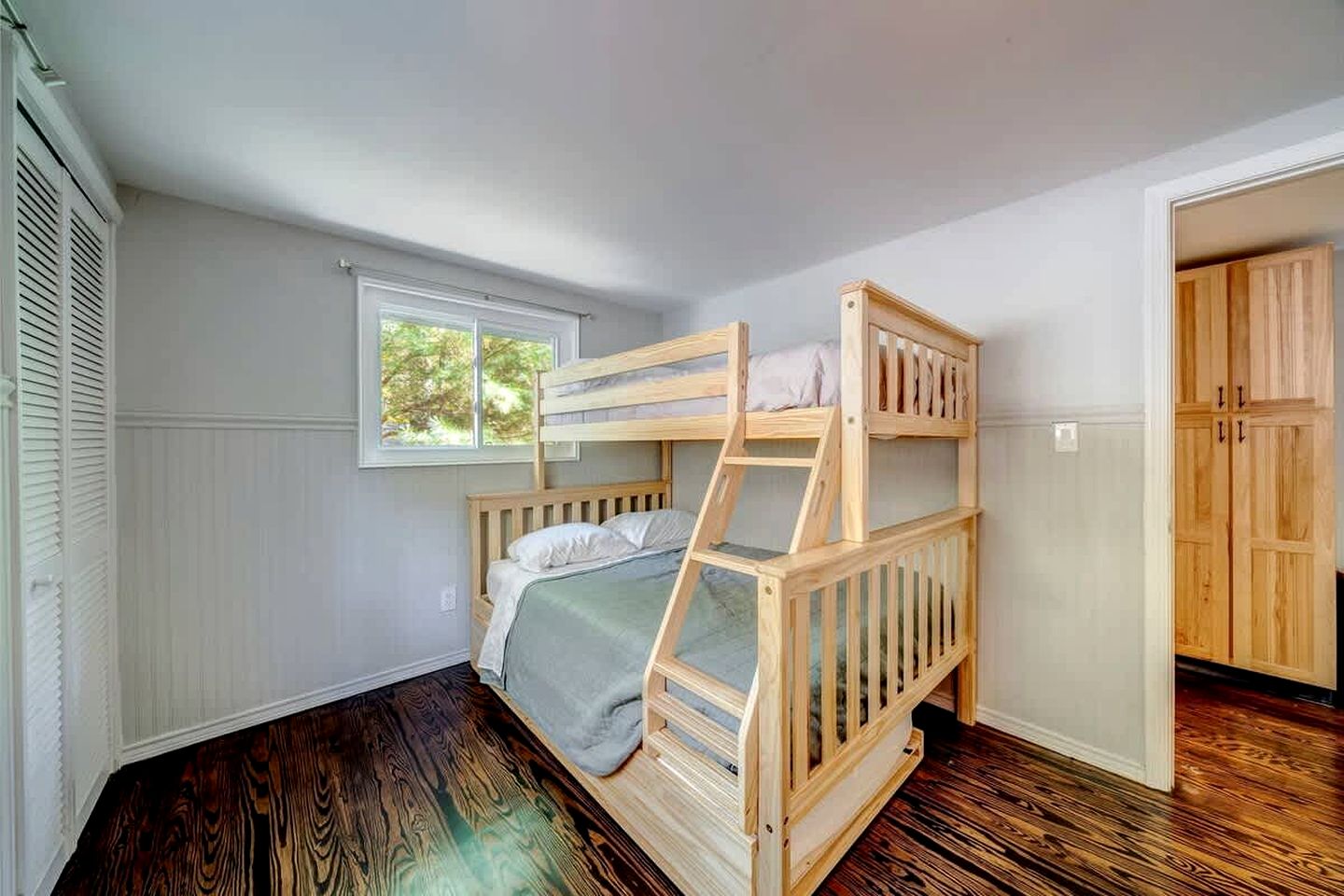 Spacious Cabin with Fire Pit, Arcade Games, and Resort Access, the Perfect Base for Outdoor Adventures in Hedgesville, West Virginia