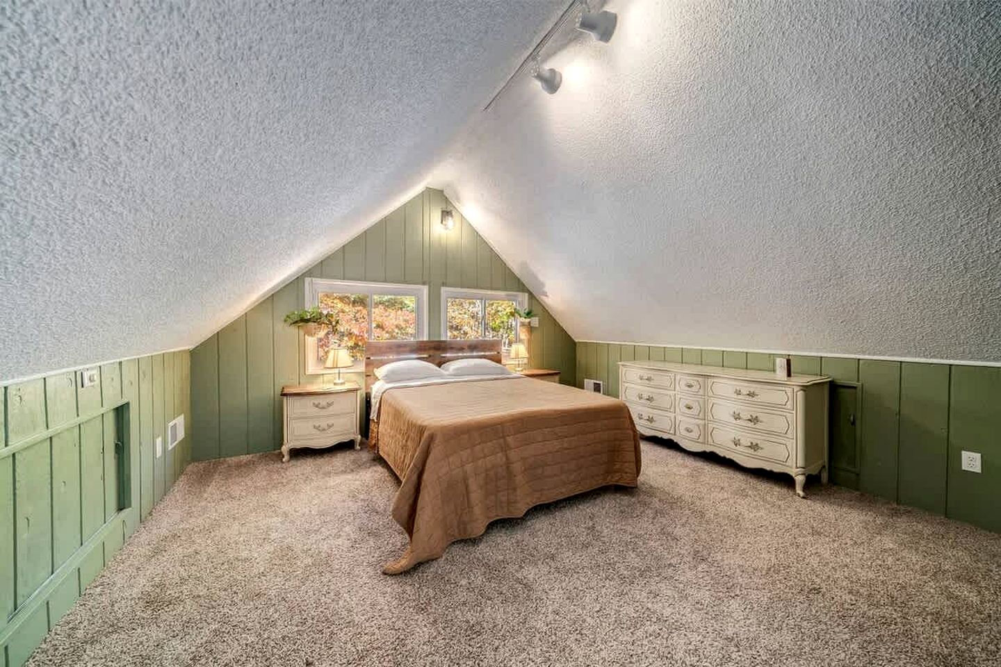 Spacious Cabin with Fire Pit, Arcade Games, and Resort Access, the Perfect Base for Outdoor Adventures in Hedgesville, West Virginia