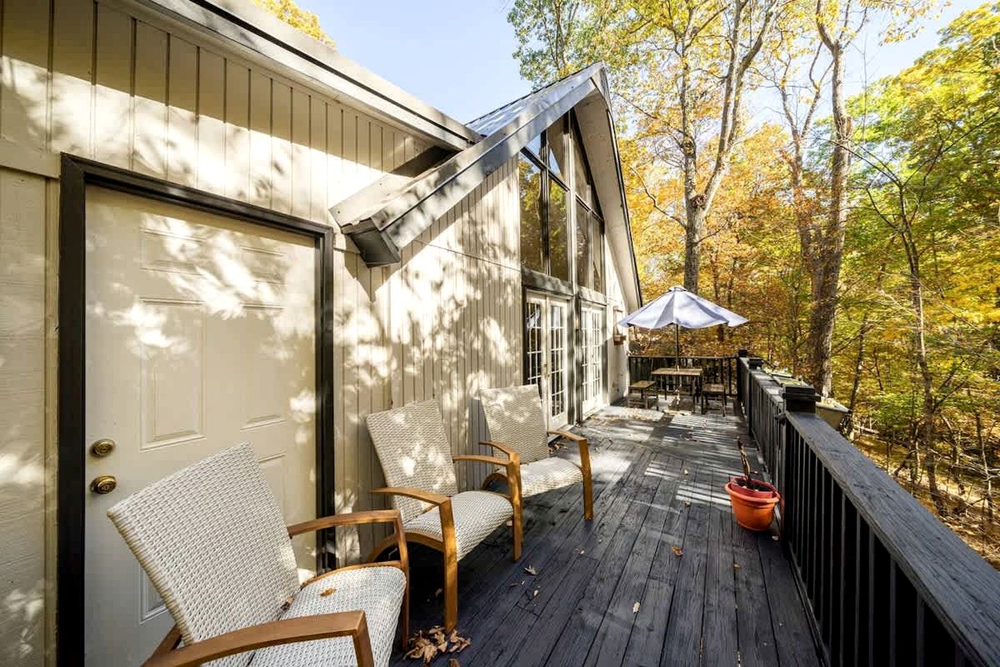 Spacious Cabin with Fire Pit, Arcade Games, and Resort Access, the Perfect Base for Outdoor Adventures in Hedgesville, West Virginia